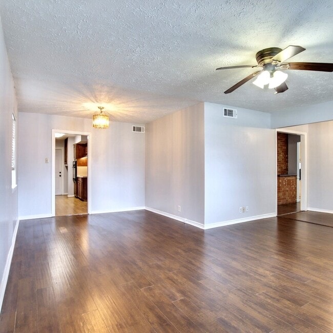 Building Photo - 708 James Dr