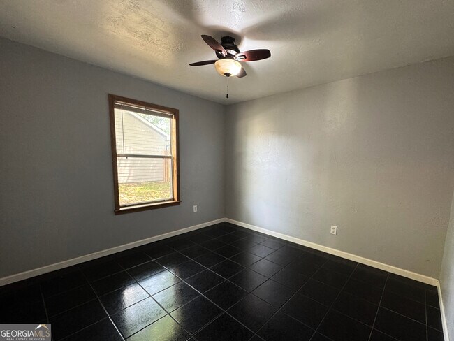Building Photo - 330 McQueen Cir