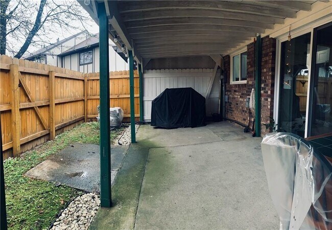 Building Photo - 1194 Ashborough Dr