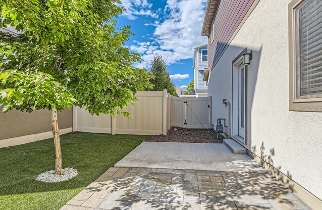 Building Photo - 348 S 780 E