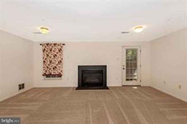 Building Photo - WELL MAINTAINED TOWNHOUSE WITH ONE CAR GARAGE, DECK,