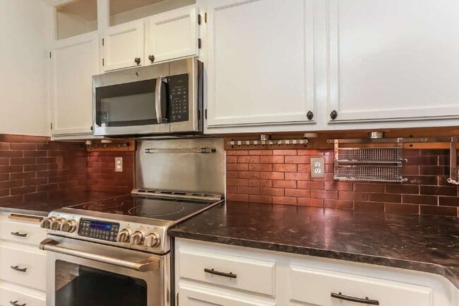 Building Photo - Belltown Condo with Utilities, Parking & Amenities Included