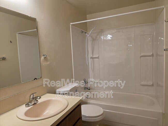 Building Photo - 2022 E 6th St