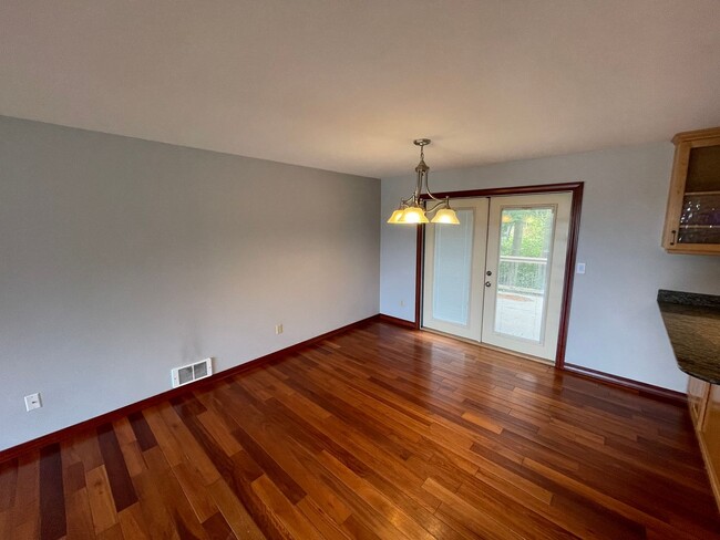 Building Photo - Fantastic and Spacious 3 Bedroom Home Clos...