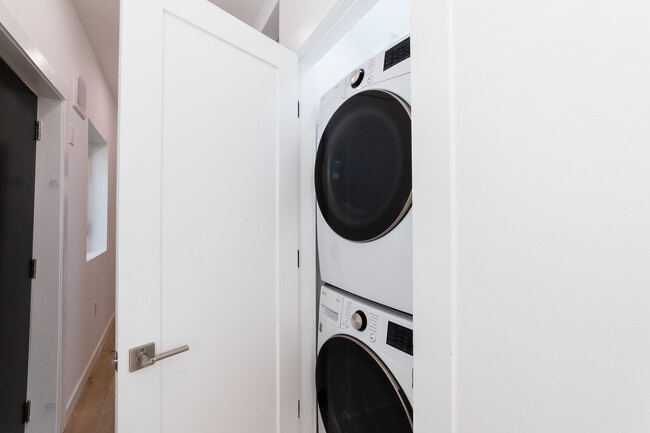 Building Photo - 4369 Rosewood Ave