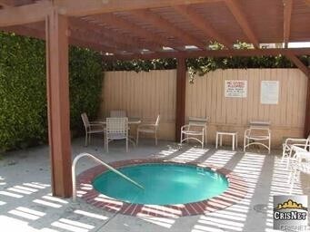 Building Photo - Beautiful and spacious multilevel townhouse in model home condition