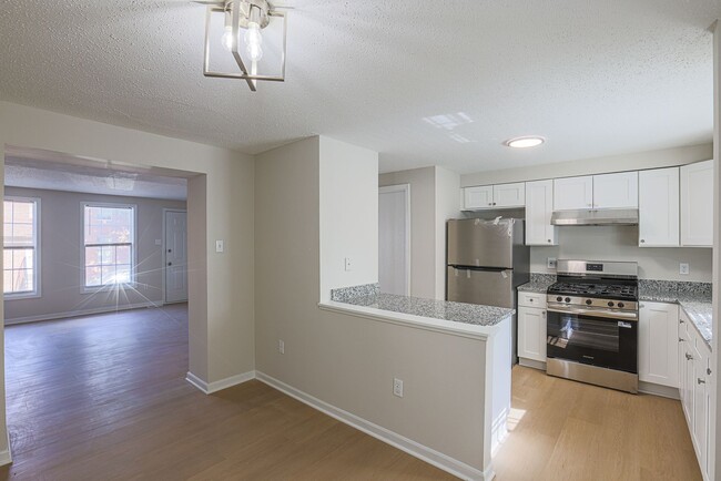 Building Photo - JUST RENOVATED Huge 3 bedroom 3 bathroom t...