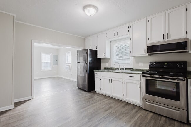 Building Photo - 245 Evansdale Ave