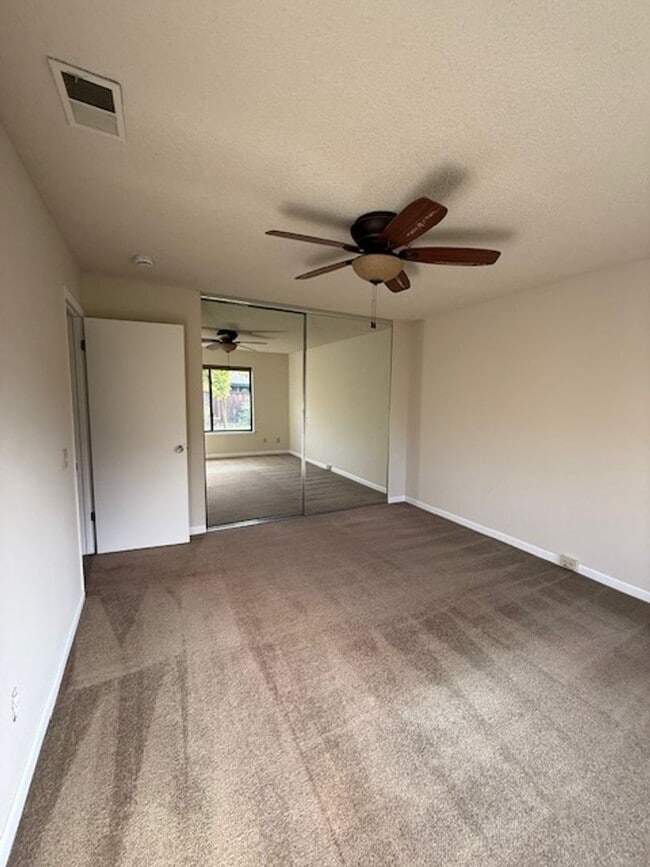Building Photo - Rare 2 bedroom/1 bathroom Single Story Con...