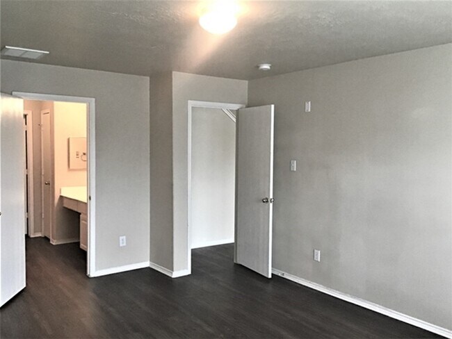 Building Photo - 9530 Belleclaire Ln