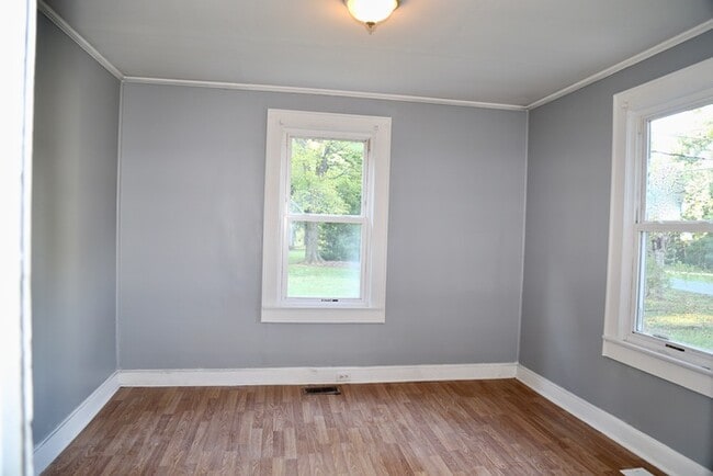 Building Photo - Three Bedroom, One Bath well cottage close...