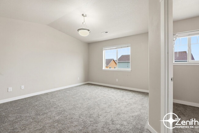 Building Photo - 5616 NE 74th Ct