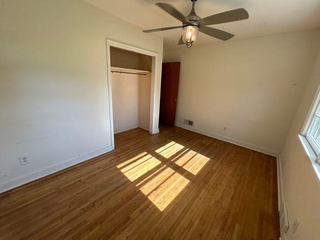 Building Photo - $1,250 - 2 Bed 1 Bath Home