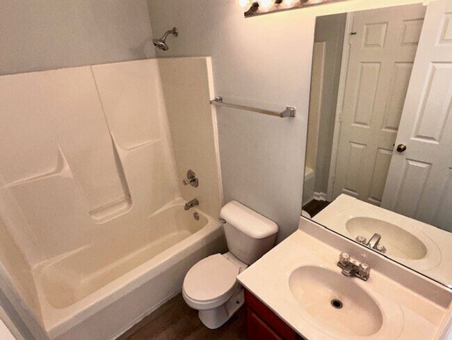 Building Photo - Lovely Townhouse in Winchester! All Electric, Off-Street Parking, W/D Hookups, Small Pets Ok!