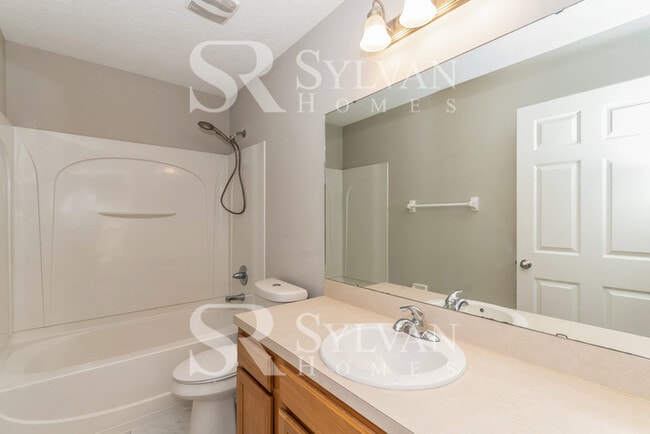 Building Photo - Don't miss out on this lovely 3BR 2BA home