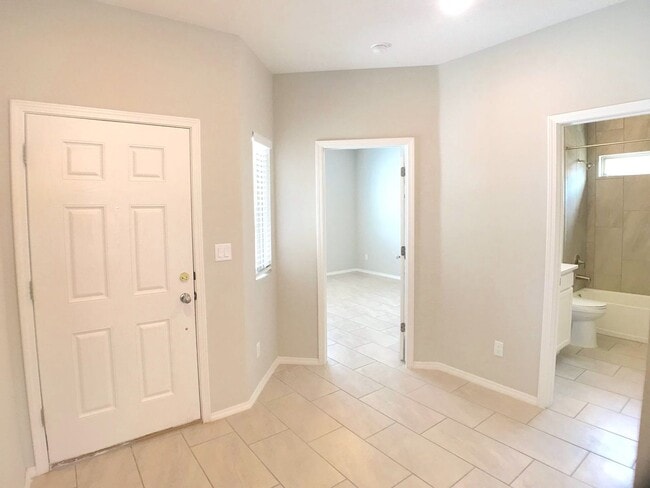 Building Photo - Los Lunas 3 bedroom! Tile Throughout! Refrigerated Air! Spacious living area