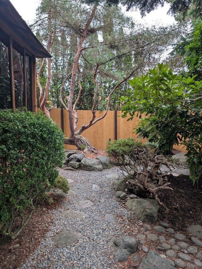 Building Photo - Rent Your Own Oasis! Available Now!