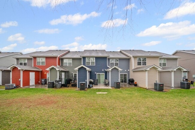 Building Photo - 2 Bedroom Condo For Rent With Community Swimming Pool!