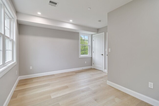 Building Photo - 192 Main St