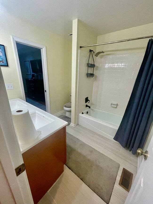 Building Photo - Welcome to this stunning 3-bedroom, 2-bath...