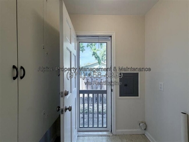 Building Photo - 1017 NE Birchwood Dr