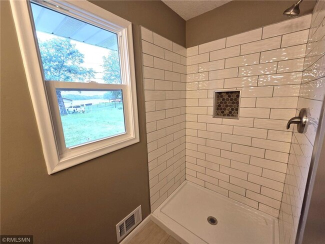 Building Photo - 3311 Interlachen Dr NE