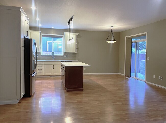 Building Photo - Beautiful Sherwood Home backs to Greenspac...