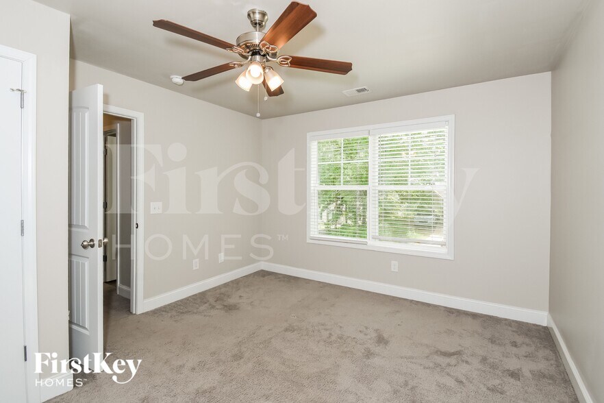 Building Photo - 2520 Belaire Dr