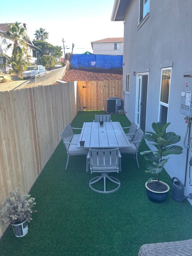 Building Photo - 3 bedrooms townhome in National City