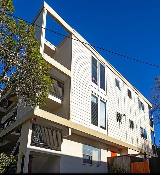 Building Photo - 1700 Spruce St