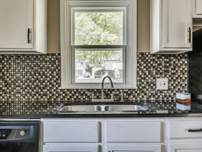 Building Photo - Great home, 4 bedrooms or 3+study, 1.5 bat...