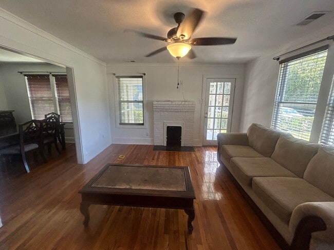 Building Photo - Charming 2-bedroom, 1-bathroom home in one of Columbia's most convenient locations!