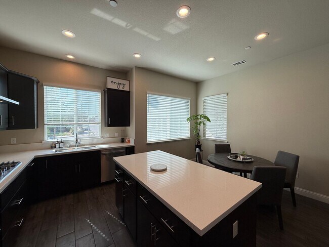Building Photo - Upgraded single story home in Manteca!