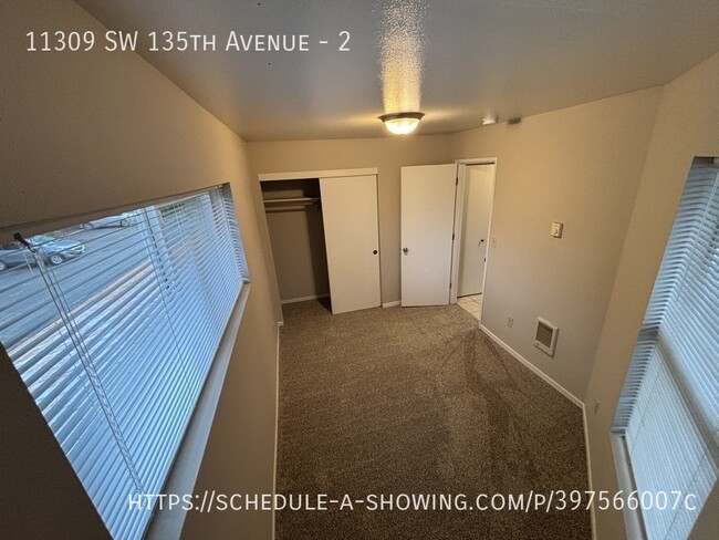 Building Photo - 3 BD 2BA 1100 sq ft w/ GARAGE, W/D hk up, ...