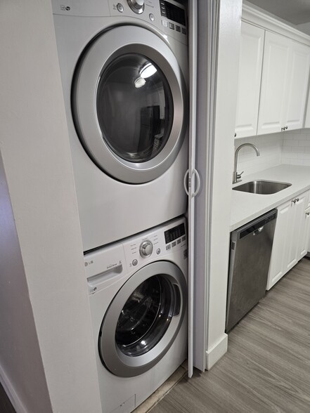 Building Photo - 721 N Pine Island Rd