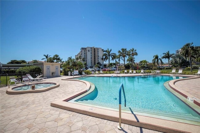 Building Photo - 7300 Sun Island Dr S