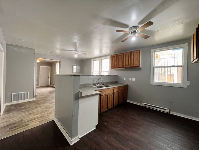 Building Photo - 2 Bedroom House