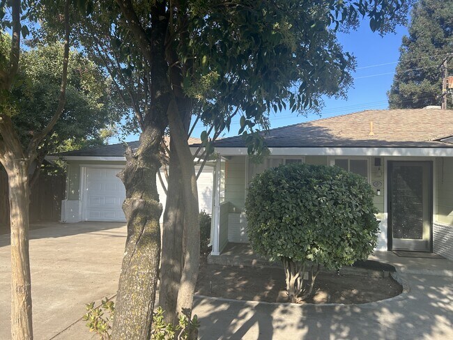 Building Photo - 137 Las Flores Ave