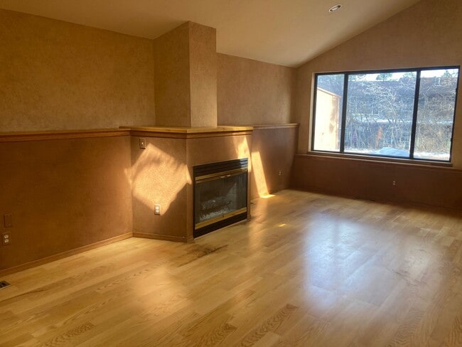 Building Photo - 405 Fir Dr