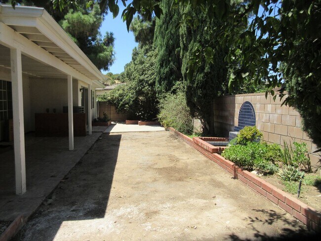 Building Photo - Duggan Property Management, Inc presents, Gorgeous home in Porter Ranch On Braemore Rd.
