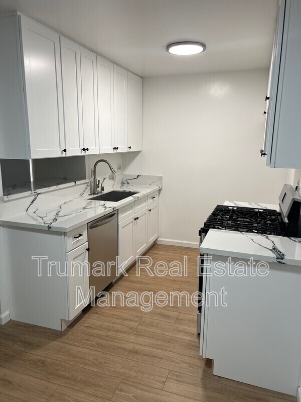 Building Photo - 2719 Montrose Ave