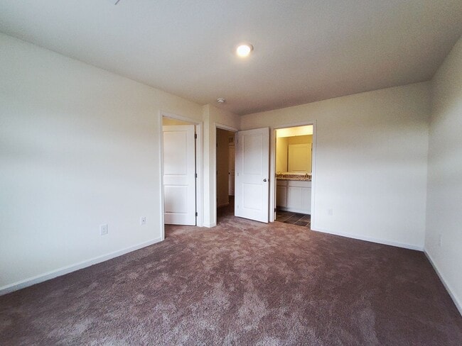 Building Photo - Kodak 37764 - 3 bedroom 2.5 bath townhouse - call Dustin Walker 865-221-0197