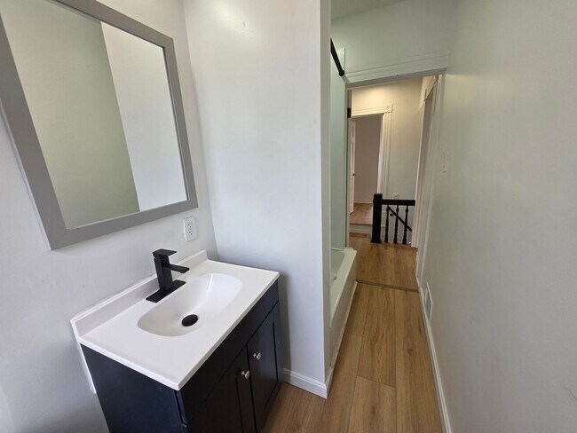 Building Photo - Space 3 bed 1 bath house for rent in Braddock!