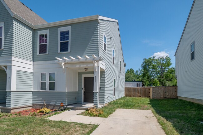 Building Photo - 223 Hoskins Ave Dr