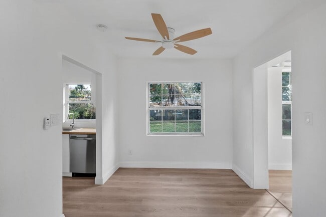 Building Photo - 833 Pinedale Ave