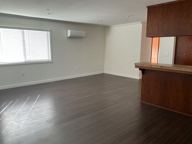 Building Photo - Los Caballeros #301