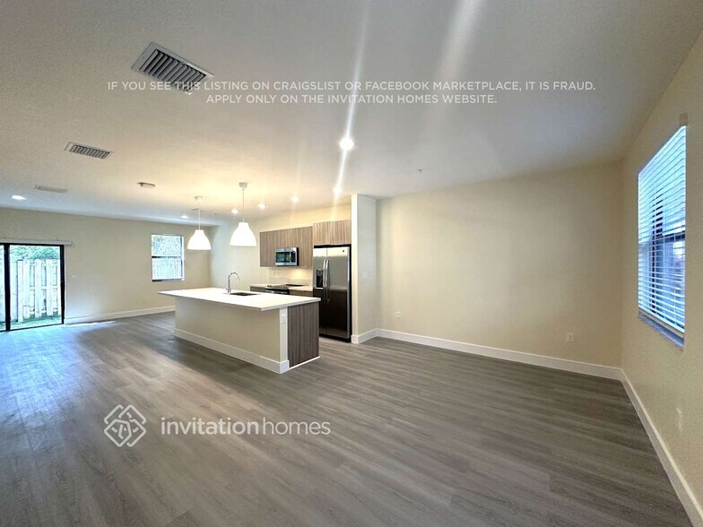 Building Photo - 10437 NW 82nd St