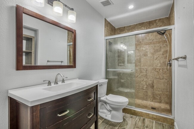 Building Photo - 638 Fair Oak Dr