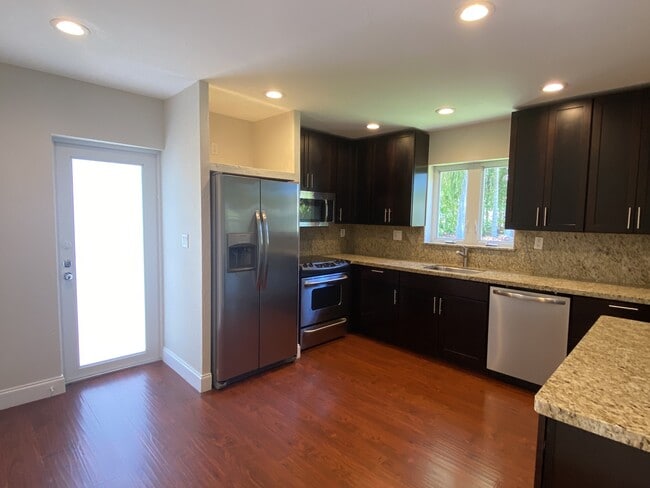 Building Photo - 300 NE 17th Ave