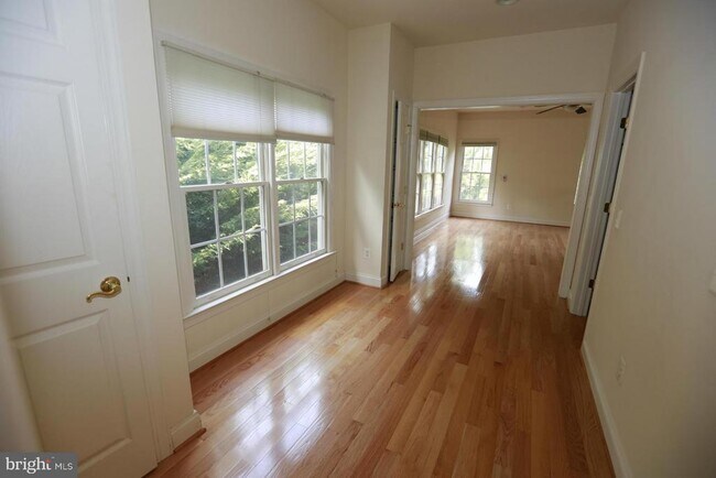 Building Photo - 2339 Sandburg St